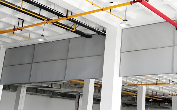 商场防烟分区常闭节点：门源挡烟垂壁高度与控制器接线图解