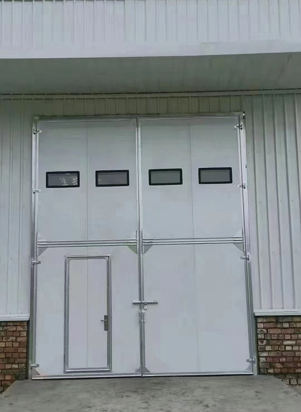 门源工业门在设备装配车间出入口的实施记录